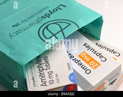 Allgemeines Bild von Lloyds Pharmacy Tasche und Tabletten, Pakete und Etiketten Omeprazol anti-Säure Amitriptylin Nerv Schmerzen depression Stockfoto