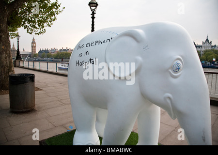 Ein Modell Elefant auf der South Bank in London, Teil des Elefanten Parade, organisiert von der Elefantenfamilie Nächstenliebe. Stockfoto