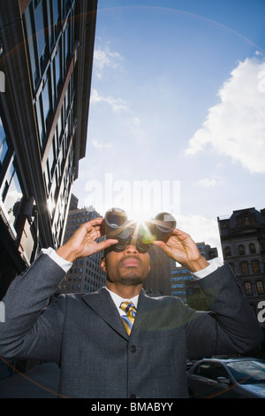 Geschäftsmann, schauen durch ein Fernglas Stockfoto