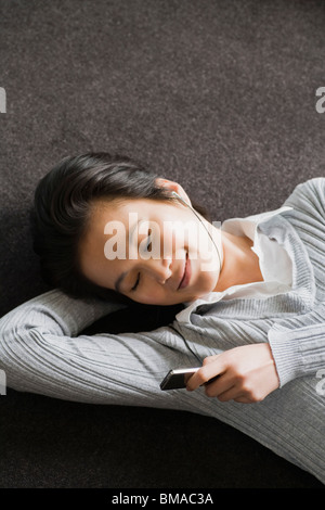 Frau, anhören von MP3-Player Stockfoto