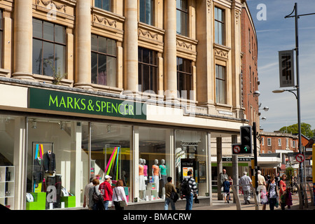 Marks und Spencer auf Norwich City Center High Street, beschäftigt Samstagmorgen mit vielen Käufern Stockfoto