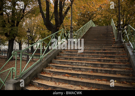 Treppen über Kanal, Paris, Ile de France, Frankreich Stockfoto