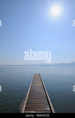 Dock auf See Chiemsee, Gstadt, Bayern, Deutschland Stockfoto