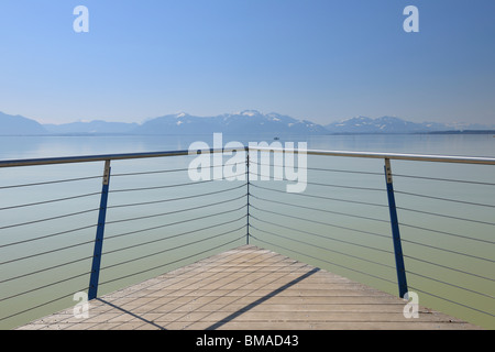 Aussichtsplattform am See Chiemsee, Seebruck, Bayern, Deutschland Stockfoto