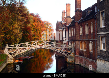 Die Mathematical Bridge im Herbst, Queens College, Cambridge Stockfoto