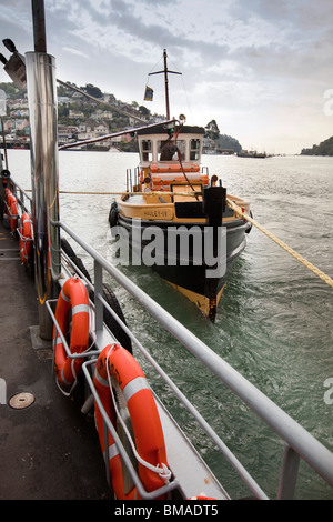 Großbritannien, England, Devon, Dartmouth, untere Fähre überqueren Fluss Dart, Hauley IV Boot mit Seil befestigt Stockfoto