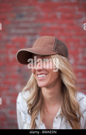 Close-up Portrait der Frau stand vor Backsteinmauer Stockfoto