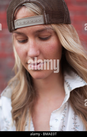 Close-up Portrait der Frau tragen Baseball-Mütze Stockfoto