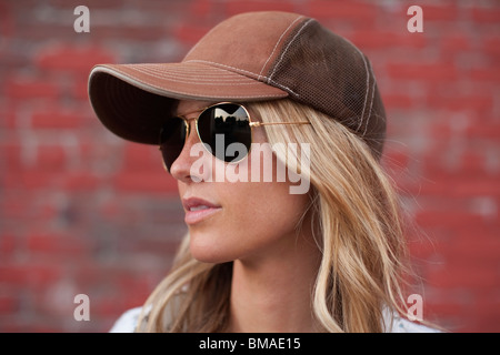 Close-up Portrait der Frau stand vor Backsteinmauer Stockfoto