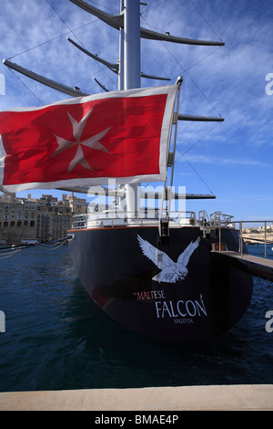 Ein super-Yacht an ihre Liegeplätze in der Dockyard Creek direkt neben dem Grand Harbour in Valletta, Malta. Stockfoto