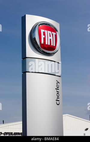 Fiat-Auto-Logo auf einem Händler-Schild Stockfoto