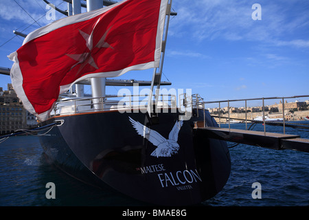 Ein super-Yacht an ihre Liegeplätze in der Dockyard Creek direkt neben dem Grand Harbour in Valletta, Malta. Stockfoto