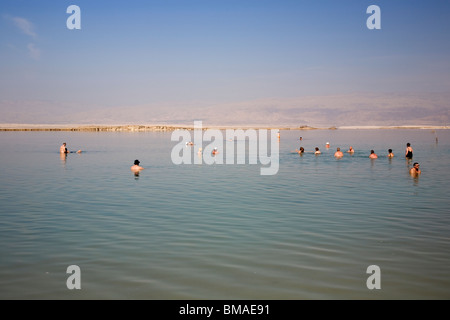 Totes Meer Badenden "Meridian Beach" - Israel - Jordanien am Horizont Stockfoto