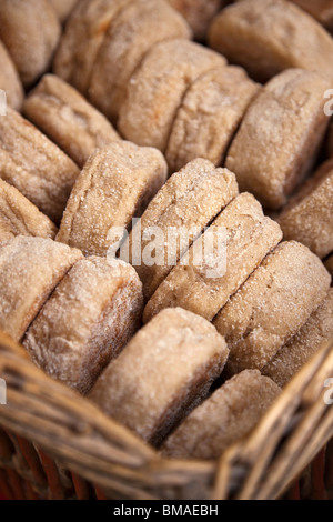 Korb mit englische Muffins, Markt, Paris, Frankreich Stockfoto