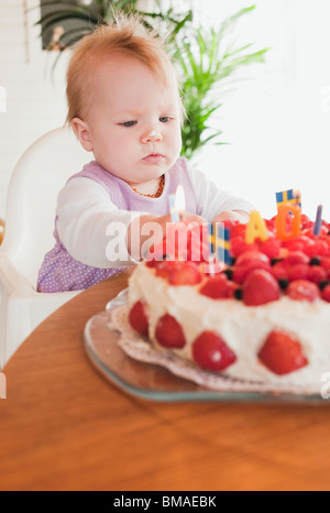 Kleines Mädchen Blick auf Kuchen Stockfoto