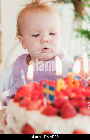 Kleines Mädchen Blick auf Kuchen Stockfoto