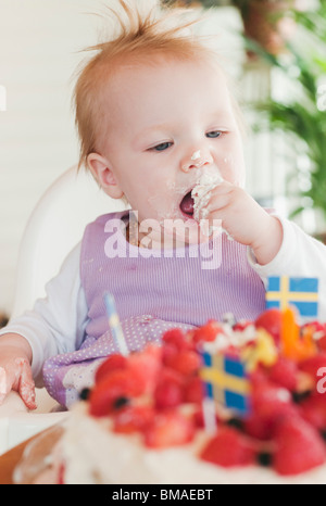 Kleine Mädchen essen Kuchen Stockfoto