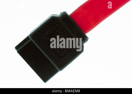 SATA-Stecker und roten Kabel isoliert auf weiss Stockfoto