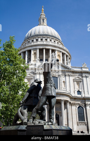 London - Denkmal aus dem ersten Weltkrieg und st. Pauls cathedral Stockfoto