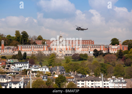 Großbritannien, England, Devon, Dartmouth, Westland WS-61 Sea King Hubschrauber fliegen über Britannia Royal Naval College Stockfoto