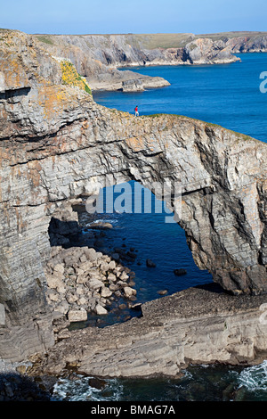 Frau Walker an der grünen Brücke Pembrokeshire Wales UK Stockfoto