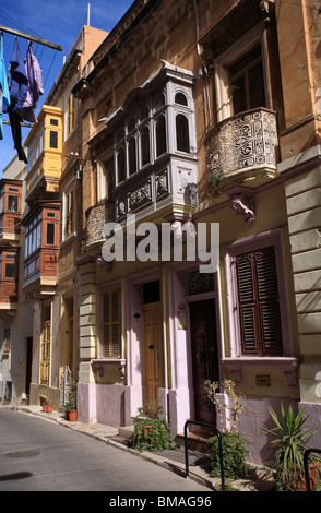 Eine traditionelle Straße in Birgu (Vittoriosa) zeigt traditionelle Balkon und waschen oben ausgesetzt. Stockfoto