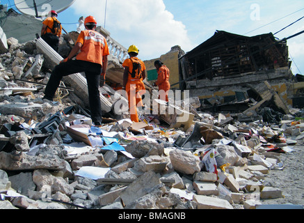 Dominikanische Helfer suchen den Trümmern nach Überlebenden in Port au Prince nach dem Erdbeben in Haiti Stockfoto