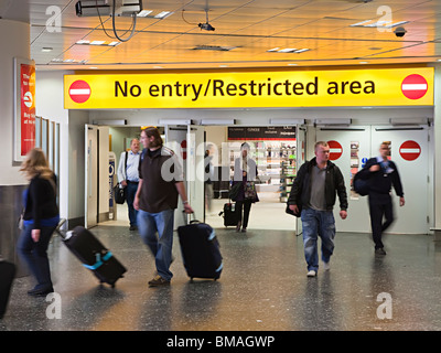 Menschen, die zu Fuß aus eingeschränkten Zoll Bereich internationale Ankünfte south terminal Flughafen Gatwick England UK Stockfoto