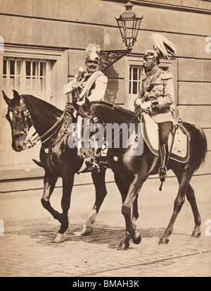 König George V und Kaiser Wilhelm II aus Potsdam, eine Überprüfung der Truppen im Jahre 1913 zu besuchen. Stockfoto