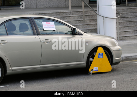 Rad-Klemme auf ein falsch geparktes Toyota Auto auf einer Straße in Dublin Stockfoto