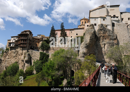 Ansicht mit Puente de San Pablo / St Paul Brücke über die Huecar-Schlucht, in die Altstadt, Cuenca, Kastilien-La Mancha, Spanien Stockfoto