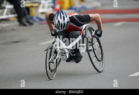 Ein Mann auf einen Rollstuhl angewiesen, die Teilnahme an einem Marathon, Berlin, Deutschland Stockfoto