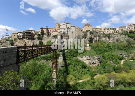 Ansicht mit Puente de San Pablo / St Paul Brücke über die Huecar-Schlucht, in die Altstadt, Cuenca, Kastilien-La Mancha, Spanien Stockfoto