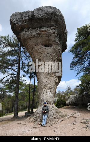 Touristin, angelehnt an El Tormo Alto, Enchanted City / Ciudad Encantada, Provinz Cuenca, Kastilien-La Mancha, Spanien Stockfoto