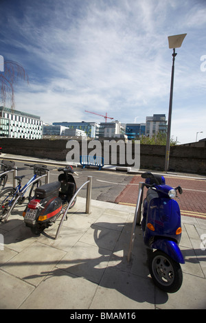 Wohnungs- und Bürogebäude am Ufer des liffey-Flusses rund um die IFSC, Dublin, Irland Stockfoto