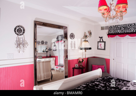 Teenager-Schlafzimmer in amerikanischen Haus in schwarz, weiß und rosa Farben mit passenden Dekorationen Stockfoto