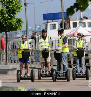 Touristen auf einer Segway-Tour rund um das Hafengebiet Docklands von Dublin Irland Stockfoto