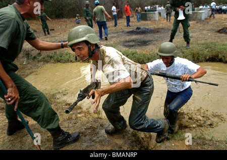 Armee Reservisten laufen durch ein Hindernis-Parcours während der militärischen Ausbildung in Charallave, Venezuela, 25. März 2006. Foto/Chico Sa Stockfoto