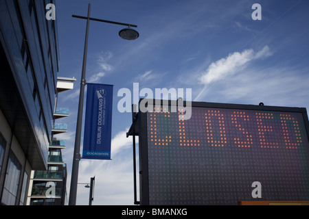 Schild „GESCHLOSSEN“ an Straßenarbeiten in Dublin, Irland, am Sir John Rogersons Quay. Stockfoto