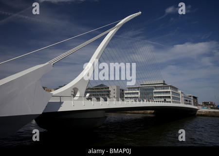 Samuel Beckett Bridge in Dublin Dockland Gebiet mit Conference Centre Dublin Stockfoto