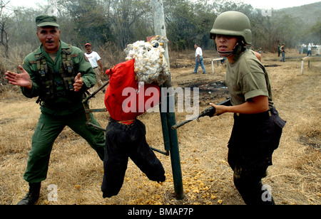 Armee Reservisten laufen durch ein Hindernis-Parcours während der militärischen Ausbildung in Charallave, Venezuela, 25. März 2006. Foto/Chico Sa Stockfoto