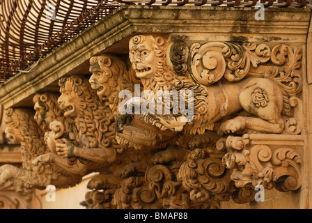 Noto. Sizilien. Italien. Sculptural Dekoration von Balkon des Palazzo Nicolaci Villadolorata. Stockfoto