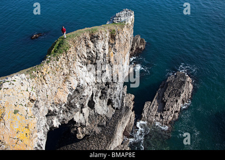 Frau Walker auf die Grüne Brücke, Pembrokeshire, Wales, UK Stockfoto