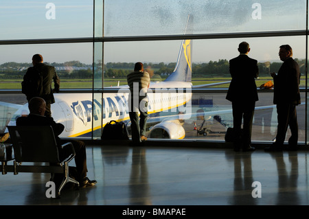 Dublin International Airport. Terminal Interieur mit Passagiere warten bist ein deye' am frühen Morgen Flug mit Ryanair Stockfoto
