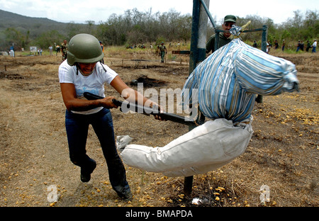 Armee Reservisten laufen durch ein Hindernis-Parcours während der militärischen Ausbildung in Charallave, Venezuela, 25. März 2006. Foto/Chico Sa Stockfoto