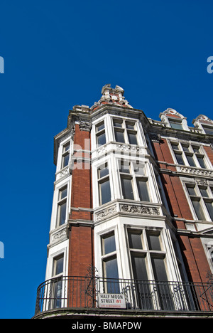 drei Stockwerke des Erker auf einem Backsteingebäude in 90 Piccadilly an einer Ecke mit Half Moon Street, London, england Stockfoto