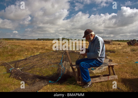 Fischer Reparatur Netze an der Küste der Helnaes, Dänemark Stockfoto