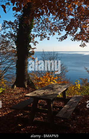 Picknicktisch im frühen Morgenlicht mit Blick aufs Meer Stockfoto