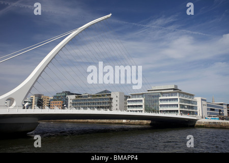 Samuel Beckett Bridge in Dublin Dockland Gebiet mit Conference Centre Dublin Stockfoto