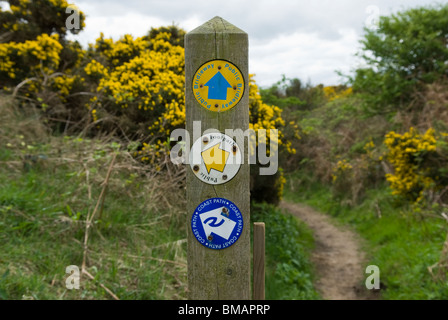 Einen Wegpunkt für einen Fußweg nach Budle Bay, Northumberland, England. Stockfoto